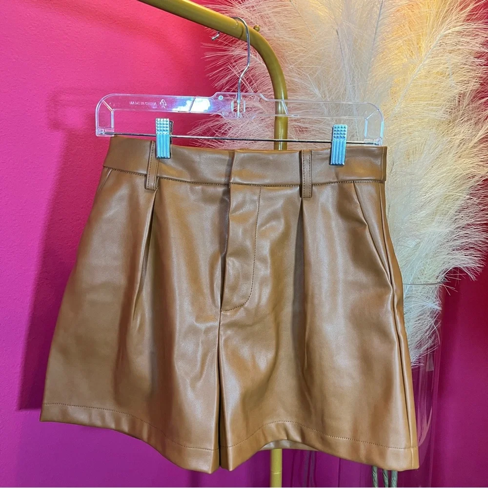 7 For All Mankind Faux Leather Tailored Short sz Small - Picture 1 of 7